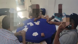 Hırsızlık şüphelisini arayan jandarmadan kumar oynayanlara suçüstü
