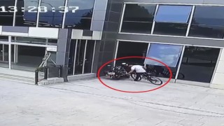 Hırsızlık yapmak isterken fark edilince arkasına bile bakmadan kaçtı