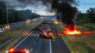 Hollandada yol kapatan çiftçiler saman balyalarını ateşe verdi