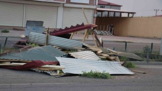 Iğdırda etkili olan fırtına çatıları uçurdu, araçlara zarar verdi