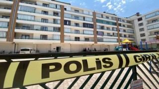 İki gün önce evlendiği karısını bıçaklayarak öldürdü