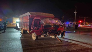 İki kamyon kavşakta çarpıştı, 2 kişi yaralandı