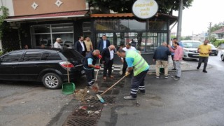 İlçede sel olmaması için tek tek mazgalları kontrol etti