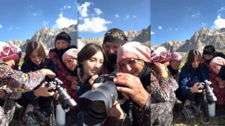 İlk kez fotoğraf makinesiyle tanışan köy kadınlarının doğal ve içten halleri yürekleri ısıttı