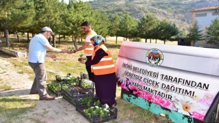 İnönü Belediyesi mezarlıklarda çiçek dağıttı