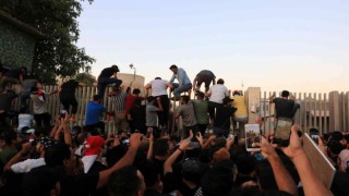 Irak parlamentosunu basan protestocular Sadrın çağrısı üzerine geri çekildiler