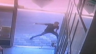 İş yeri önünde oturan husumetlisini defalarca bıçakladı