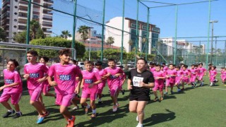 İskenderunda geleceğin futbolcularına kadın antrenör