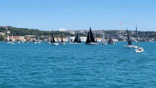 İstanbul Boğazında 25. kez düzenlenen yat yarışları renkli görüntülere sahne oldu