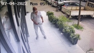 İstanbulda çekiçli eski çalışan dehşeti kamerada: Ortalığı savaş alanına çevirdi