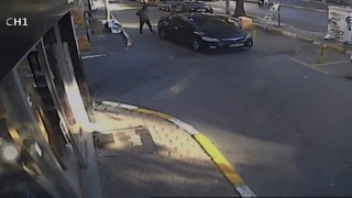 İstanbulda dehşet anları kamerada: Otomobille birini ezmeye çalışırken işyerine daldı
