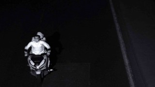 İstanbulda genç kıza kapkaç kamerada: Kapkaççıları motordaki etiket yakalattı