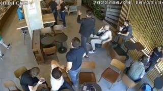 İstanbulda kafeteryada kavga, güreşçi gibi kündeye getirdi