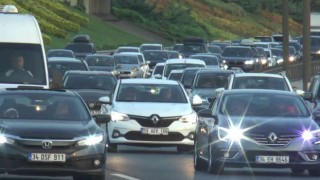 İstanbulda tatilciler bayrama bir gün kala yola çıktı, trafik durma noktasına geldi