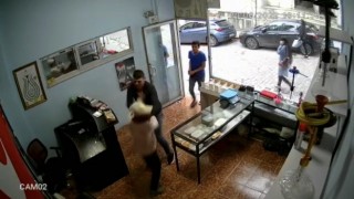 İstanbulda “yan bakma” kavgası kamerada