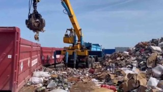 İstanbuldaki operasyonda ele geçirilen 70 tonluk kaçak alkol ve tütün imha edildi