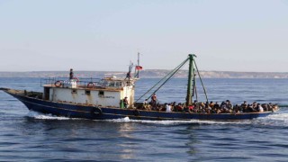 İtalya rotası üzerinde seyreden balıkçı teknesinde 226 göçmenin yakalanma anları kameralara yansıdı