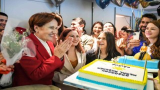 İYİ Parti Lideri Akşenere doğum günü sürprizi