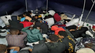 İzmir açıklarında 56 düzensiz göçmen kurtarıldı, 30 göçmen yakalandı