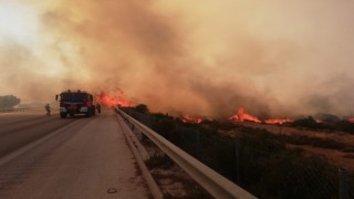 İzmir-Çeşme otoyolu yangın nedeniyle trafiğe kapandı