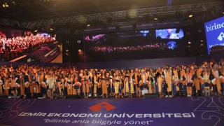İzmir Ekonomide mezuniyet coşkusu