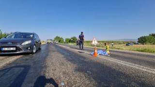 İzmirde araç yayalara çarptı: 1i çocuk 2 ölü