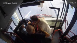 İzmirde ESHOTta görevli kadın şoföre saldırı anı kamerada