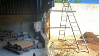 İzmirde fabrika duvarını kırıp hırsızlık yapan şüpheliler tutuklandı