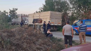 İzmirde iki kamyonun arasında sıkışan şahıs hayatını kaybetti
