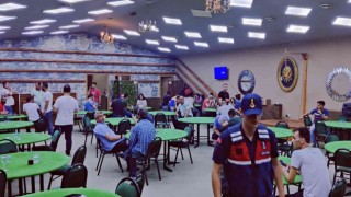 İzmirde kumar operasyonu: 87 kişi suçüstü yakalandı