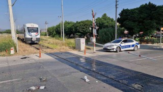 İzmirde tren ile motosiklet çarpıştı: 1 ağır yaralı