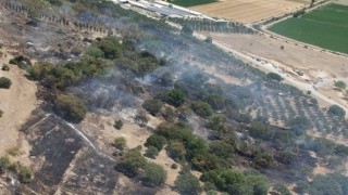 İzmirde ziraat arazisindeki yangına havadan ve karadan müdahale