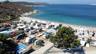 İzmirin gözde tatil merkezlerinden Foçada tatilci yoğunluğu