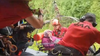 Jandarma ekipleri sel bölgesinde vatandaşların yardımına böyle koştu