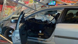Kadıköyde 21 yaşındaki alkollü sürücü kafeye daldı