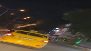 Kadıköyde genç kadının taksinin camından dışarı çıkarak dans ettiği anlar kamerada