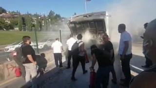 Kadıköyde metrobüste yangın çıktı, yolcular panikle dışarı atladı
