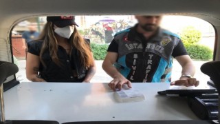 Kadıköyde taksi camından sarkarak dans eden kadın ve taksiciye para cezası