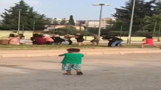 Kadınların kavgası erkekleri aratmadı, olan çocuklara oldu