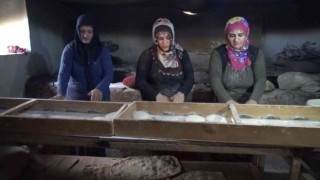 Kadınların kavurucu sıcakta tandır ekmeği mesaisi