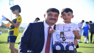 Kahramankazan Belediye Başkanı Oğuz, minik sporculara spor malzemesi hediye etti