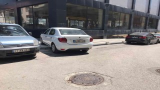 Kaldırıma çıkarak park eden sürücüye tepki