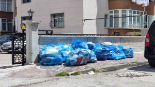Kaldırımlardaki çöp poşetleri ve inşaat atıkları dikkat çekiyor