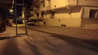 Kamyonetle otomobil çalmaya gelen şüpheliler vatandaşları görünce kaçtılar