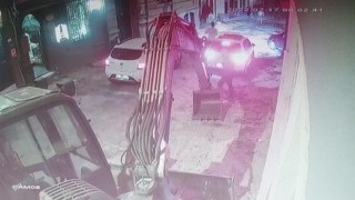 Kapkaççıyı pet şişeyle durdurmaya çalıştı: O anlar kamerada