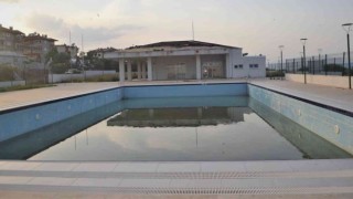 Karacasu Belediye Başkanı Erikmenin anlamsız tutumu nedeniyle halk havuzda serinleyemiyor