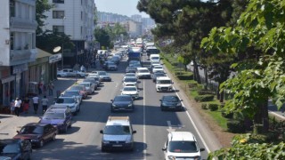 Karadeniz Sahil Yolunda bayram yoğunluğu