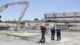 Karamanda üzerine beton pompasının demir kolu düşen işçi ağır yaralandı