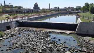 Kars Çayının temizliği sürüyor