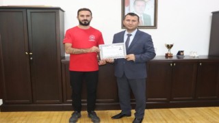 Karsta 2 sağlıkçıya başarı belgesi verildi
